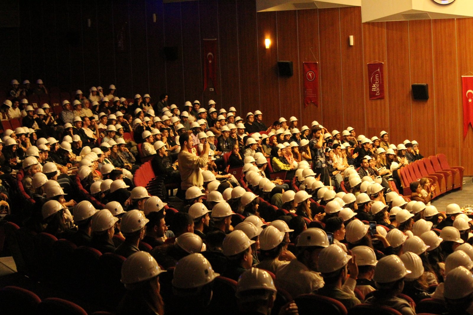 İlk Baretim etkinliğinde baretleriyle öğrenciler